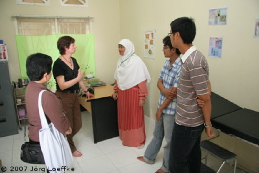 Tsunami-Hilfe Indonesien: Manuela Roßbach (Geschäftsführerin ADH) im Gespräch mit CARE-Jugendzentrum Mitarbeiter