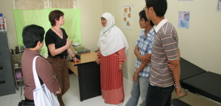 Tsunami-Hilfe Indonesien: Manuela Roßbach (Geschäftsführerin ADH) im Gespräch mit CARE-Jugendzentrum Mitarbeiter