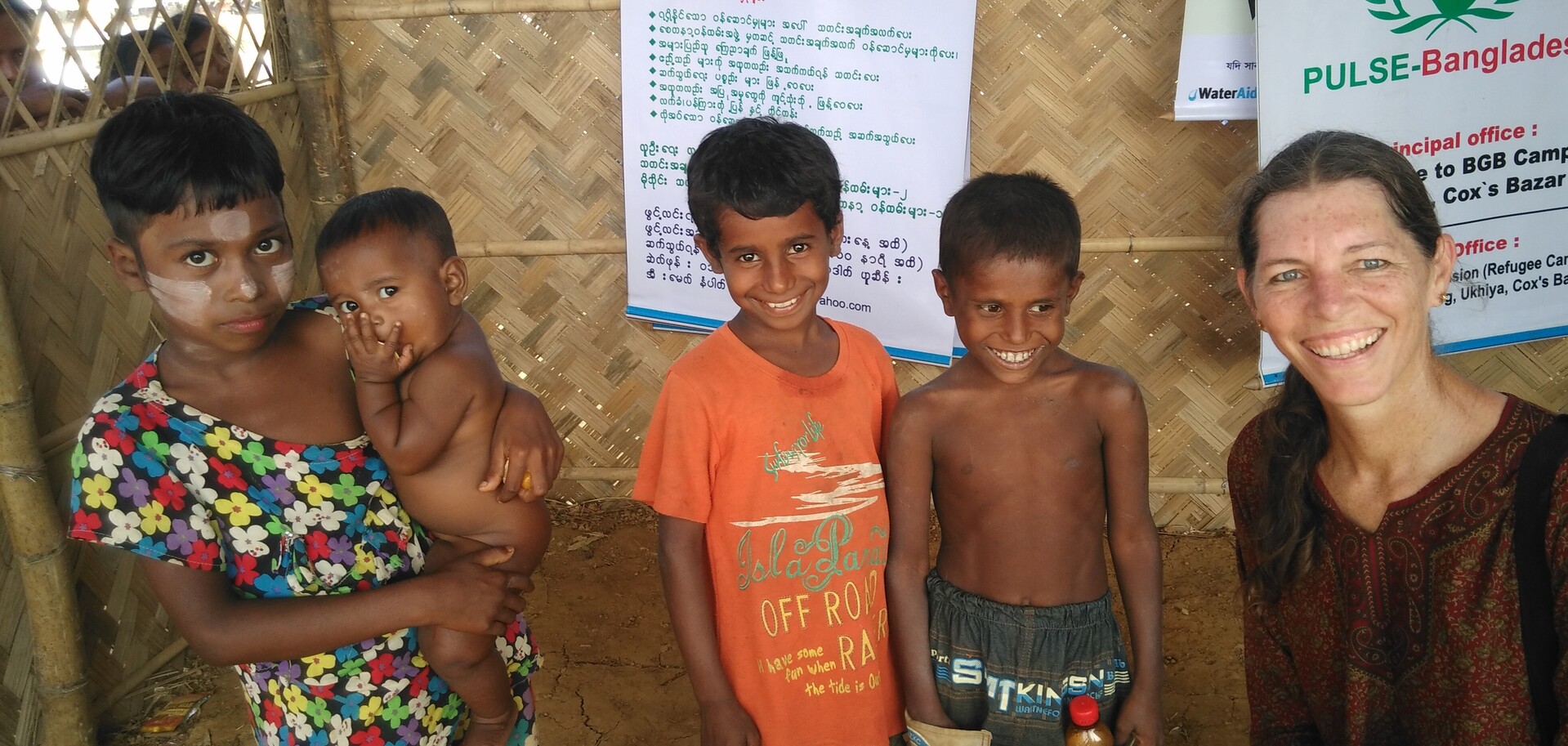 Yvonne Dulton, Mitarbeiterin von Malteser International, mit Flüchtlingskindern in Bangladesch. Yvonne Dulton, Mitarbeiterin von Malteser International, mit Flüchtlingskindern in Bangladesch.