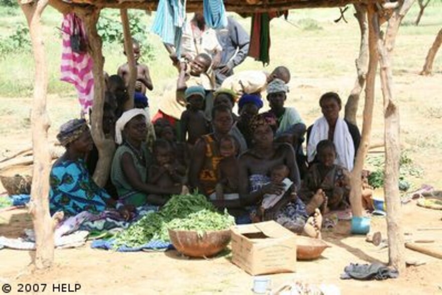 Flut Afrika: Betroffene Frauen in Lossa