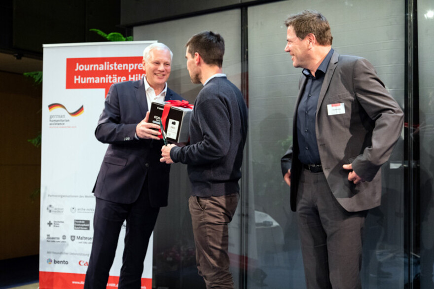 Jurymitglied Harald Horn überreicht Sebastian Schneider seinen Gewinn Jurymitglied Harald Horn überreicht Sebastian Schneider seinen Gewinn