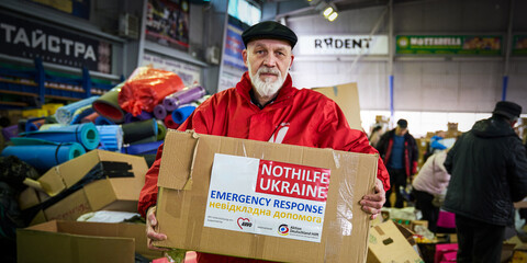 Mann mit Hilfspaket für Menschen in der Ukraine