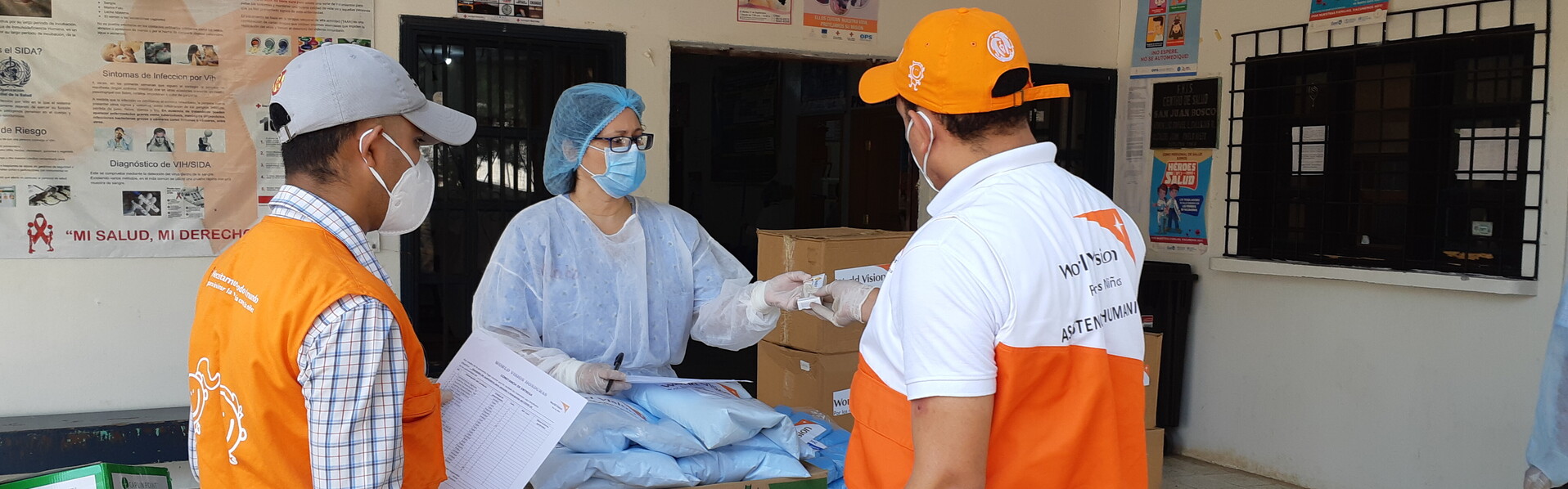 Corona-Nothilfe in Honduras: Helfer:innen von World Vision verteilen medizinische Schutzausrüstung