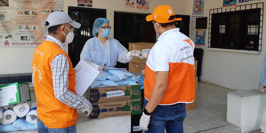 Corona-Nothilfe in Honduras: Helfer:innen von World Vision verteilen medizinische Schutzausrüstung