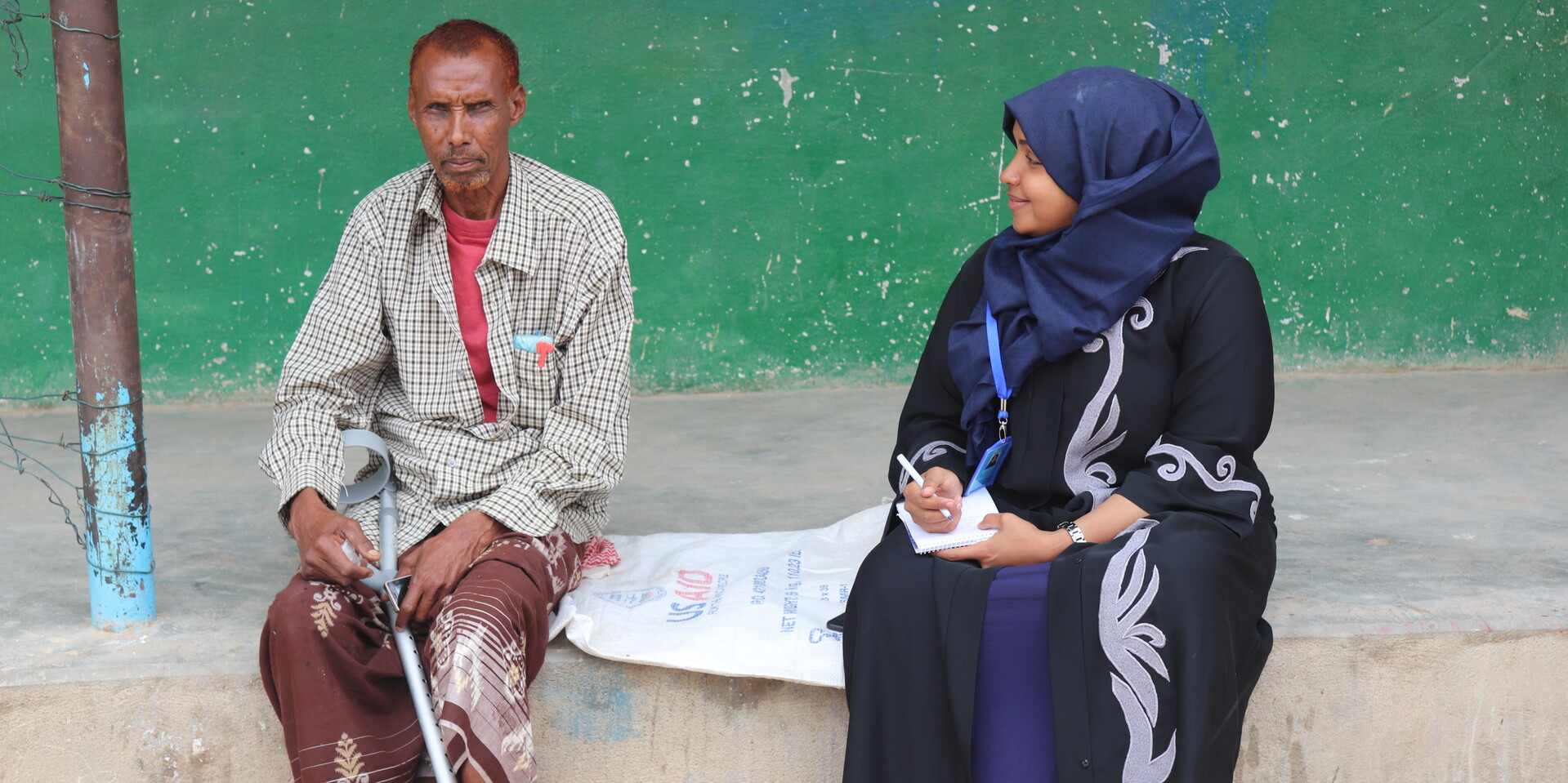Helferin von Handicap International im Gespräch mit einem Mann in Somaliland Helferin von Handicap International im Gespräch mit einem Mann in Somaliland