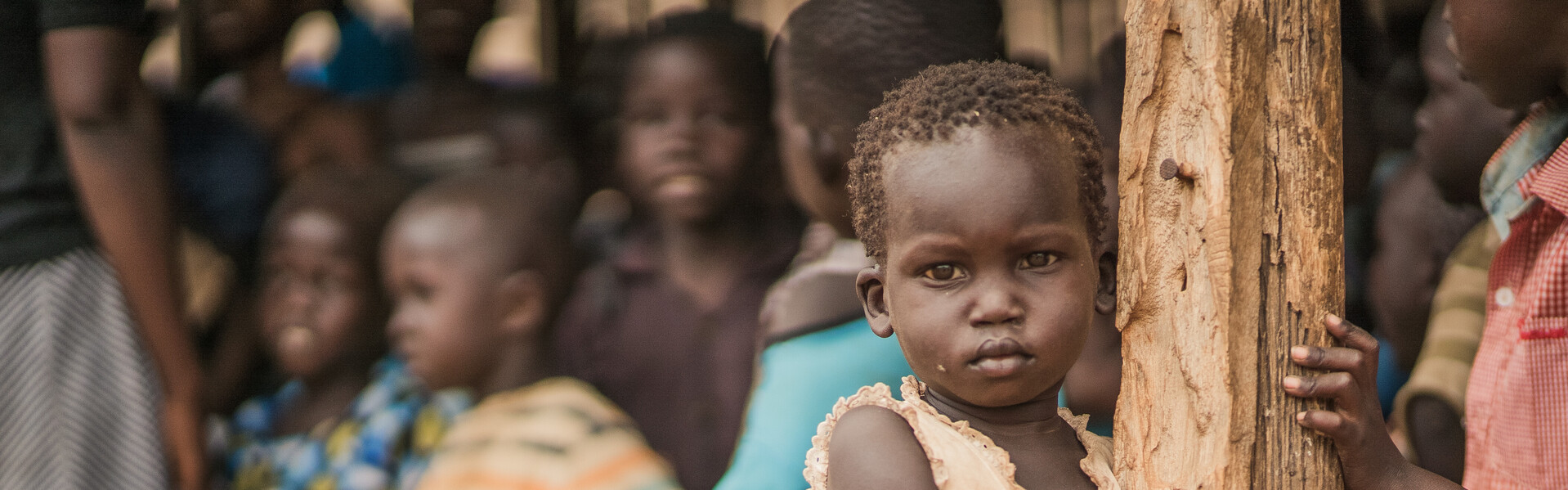Ein Mädchen im Südsudan wartet auf Hilfe - später ist zu spät