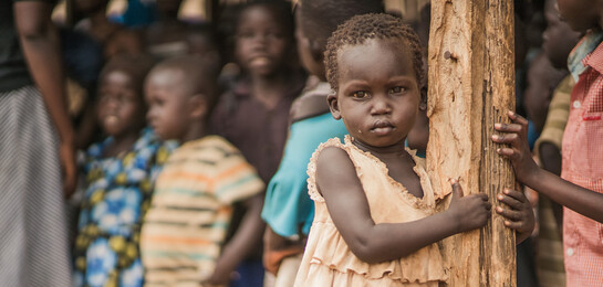 Ein Mädchen im Südsudan wartet auf Hilfe - später ist zu spät
