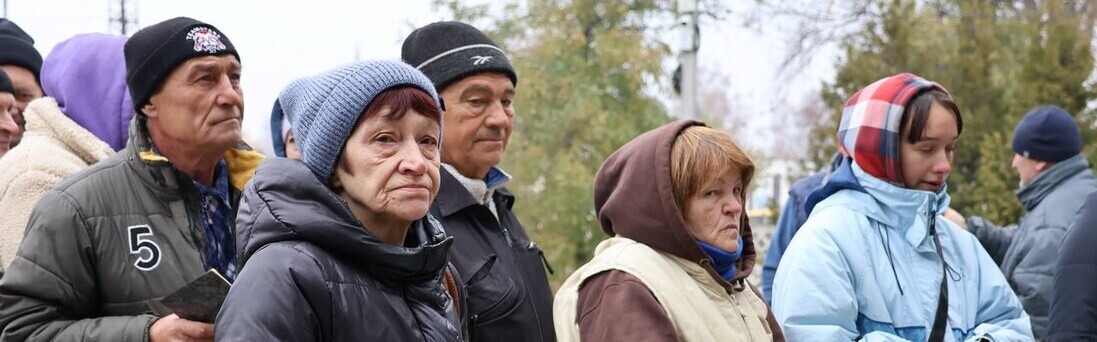 Menschen in der Ukraine stehen für Hilfslieferungen an