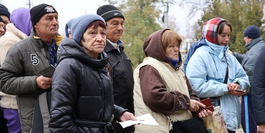 Menschen in der Ukraine stehen für Hilfslieferungen an