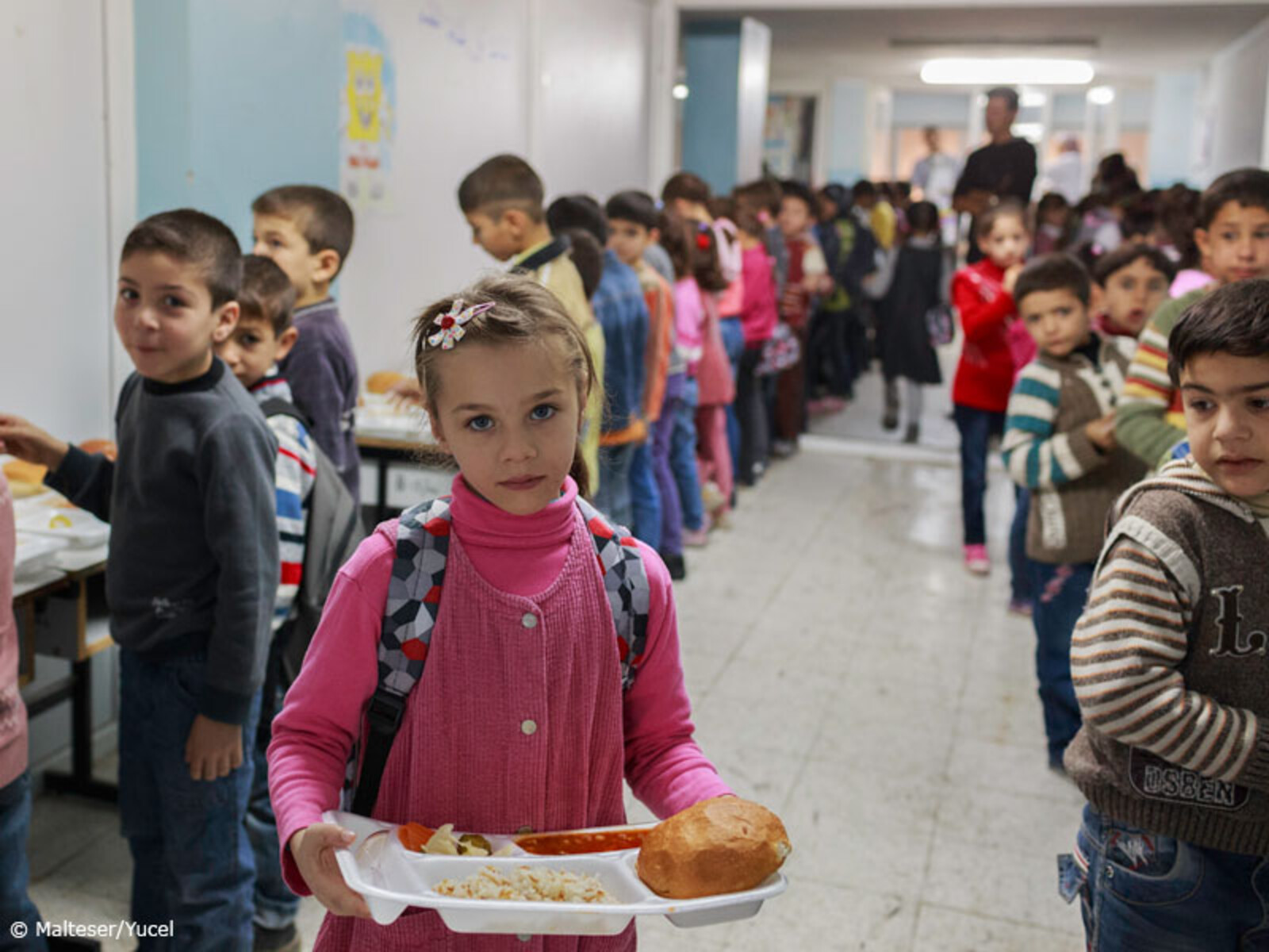 Dieses Mädchen ist mit ihrer Familie aus Syrien geflohen, um einen sicheren Platz zum Leben zu finden. Jetzt muss sie nicht mehr täglich um ihr Leben bangen