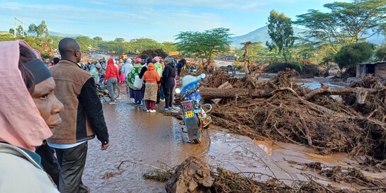 Menschen in Kenia stehen im Überflutungsgebiet