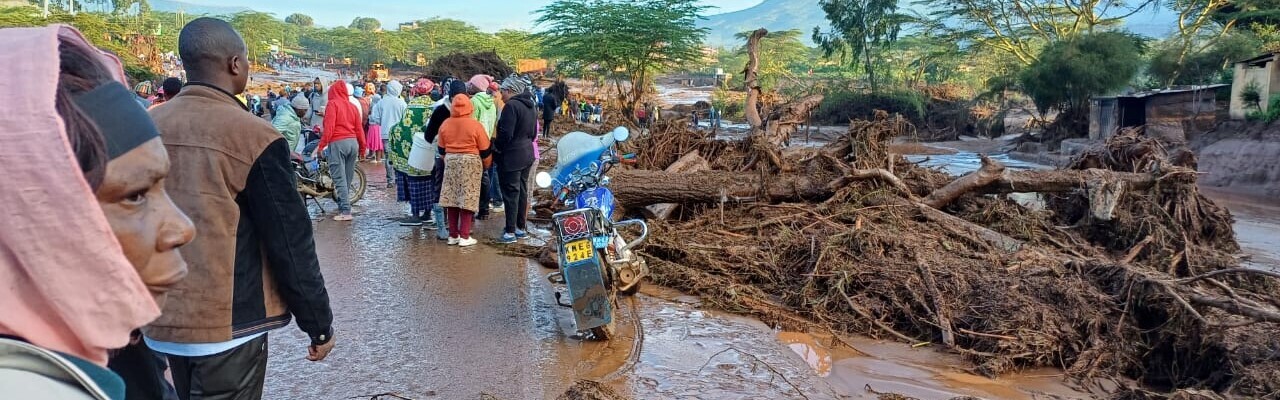 Menschen in Kenia stehen im Überflutungsgebiet