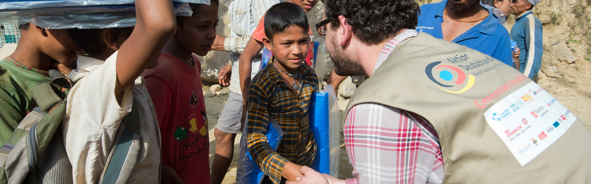 Im Bündnis Aktion Deutschland Hilft leisten 23 Hilfsorganisationen gemeinsam Nothilfe - wie diesen Kindern in Nepal nach dem Erdbeben 2015