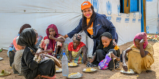 Helferin von World Vision mit Kindern aus dem Sudan Helferin von World Vision mit Kindern aus dem Sudan