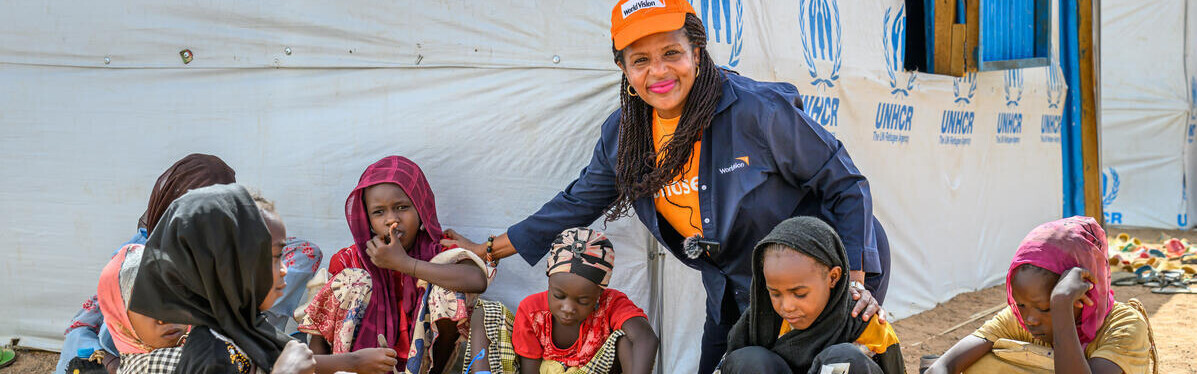 Helferin von World Vision mit Kindern in Flüchtlingscamp im Sudan