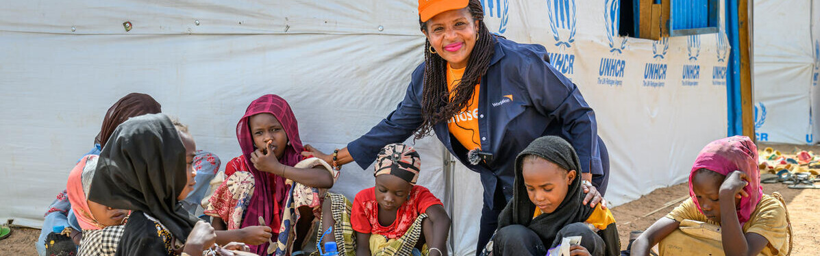 Helferin von World Vision mit Kindern aus dem Sudan