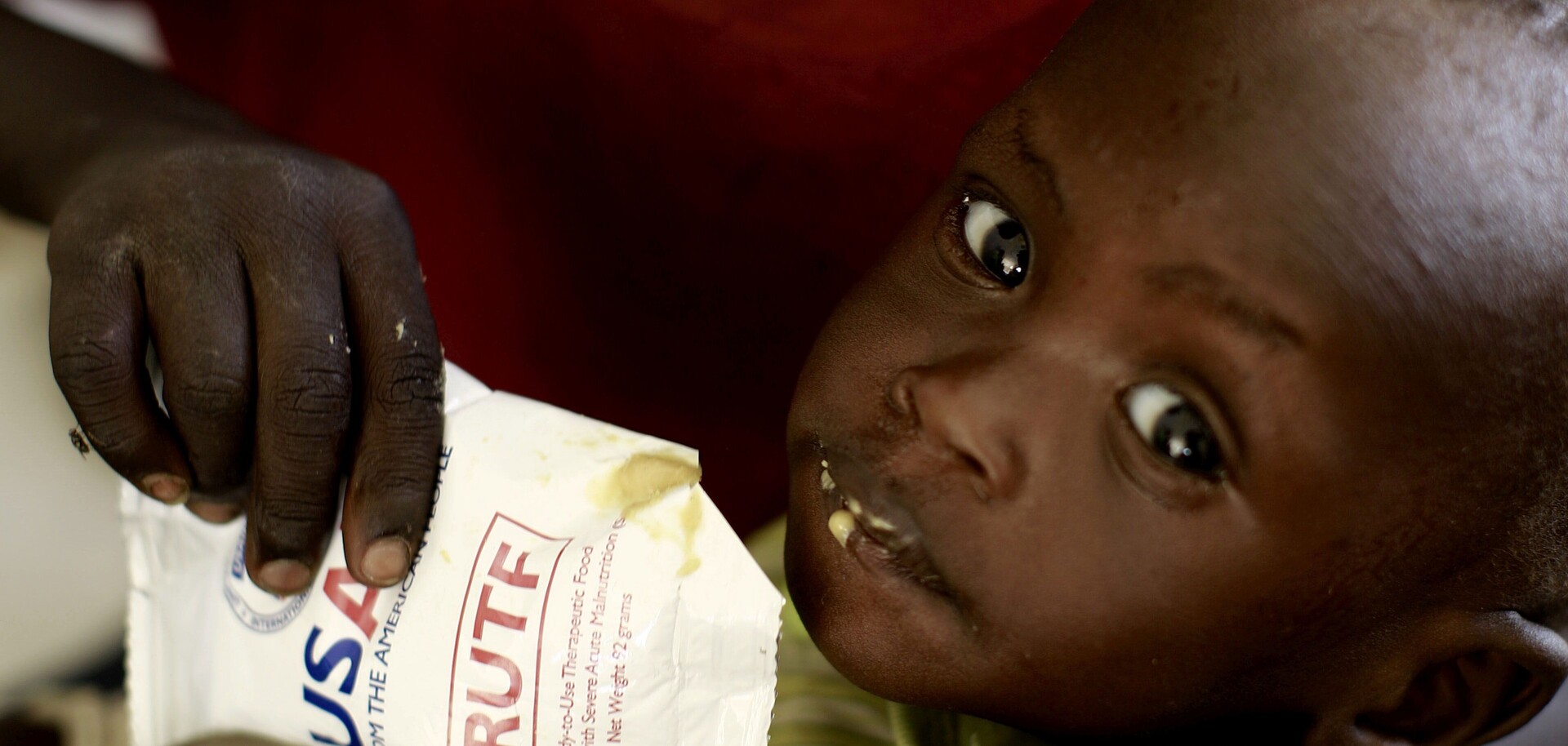 Viele Kilometer hat ihre Mutter Nyemai zu Fuß zurückgelegt, um die Zwillinge zur CARE-Ernährungsstation Mankien im Südsudan zu bringen. Sie weiß, dass das Leben ihrer Kinder an einem seidenen Faden hängt. Beide sind unterernährt.