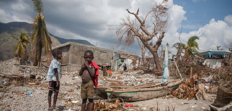 Kinder in Haiti, wo 2016 Wirbelsturm Matthew verheerende Auswirkungen hatte Kinder in Haiti, wo 2016 Wirbelsturm Matthew verheerende Auswirkungen hatte
