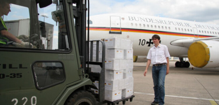 Zyklon in Birma: ADH Hilfsgüter werden zum Abtransport nach Birma verladen, rechts Carsten Stork ASB