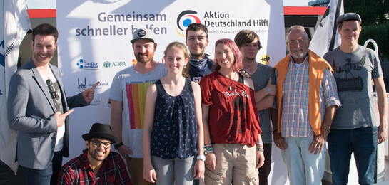 Bevor die Veranstaltung losging, gab es ein angenehmes Essen mit allen Kandidaten und dem Moderator und Zeit für ein Gruppenbild.