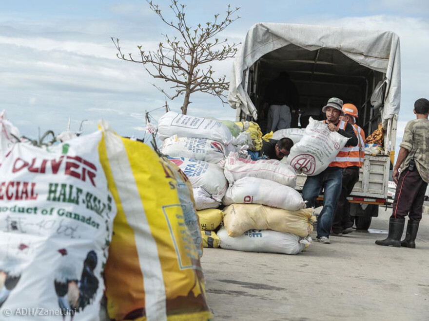 Um auch die Menschen in entlegenen Regionen mit Hilfsgütern versorgen zu können, braucht es gute Organisation