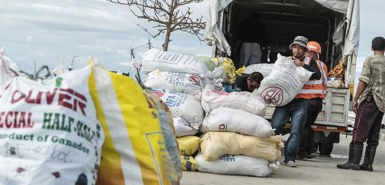 Um auch die Menschen in entlegenen Regionen mit Hilfsgütern versorgen zu können, braucht es gute Organisation