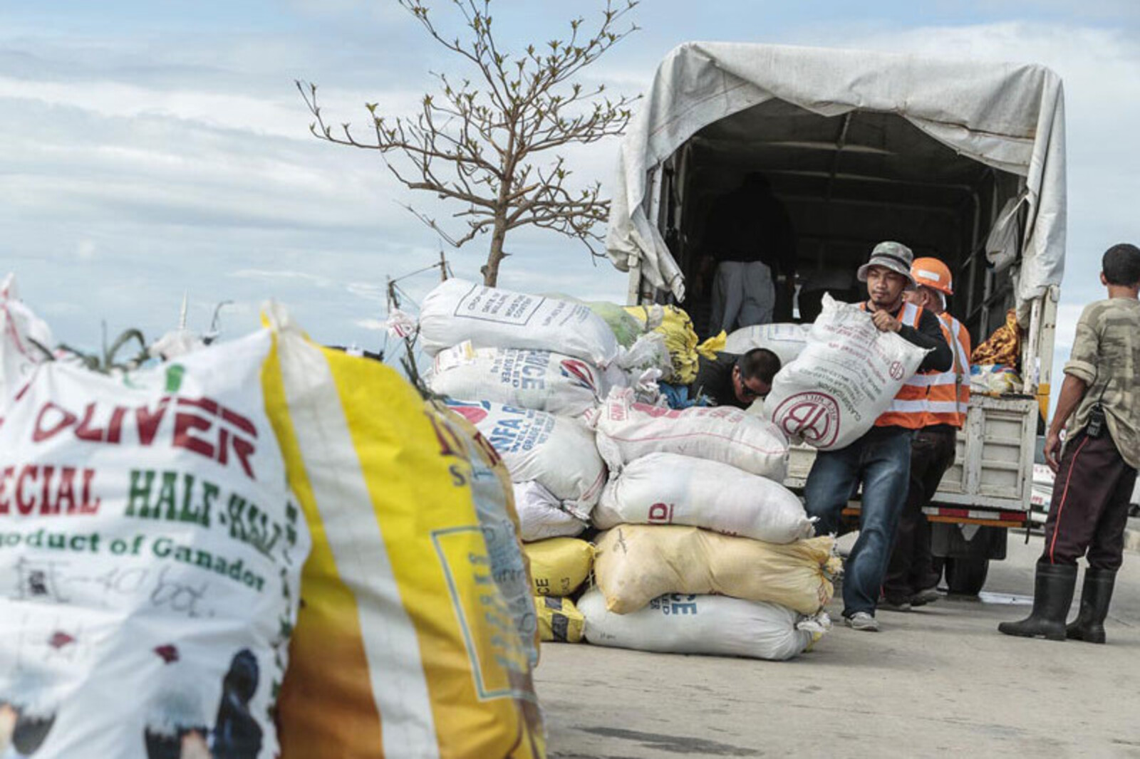 Helfer entladen Hilfsgüter aus einem Lastwagen auf den Philippinen