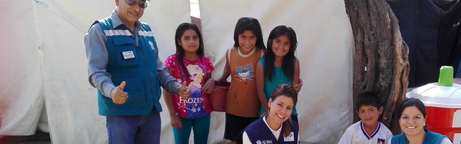 ADRA-Mitarbeiterin Viridiana Corral Martínez (Mitte) mit ihrem Team und Kindern in Mexiko