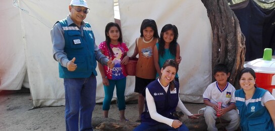 ADRA-Mitarbeiterin Viridiana Corral Martínez (Mitte) mit ihrem Team und Kindern in Mexiko