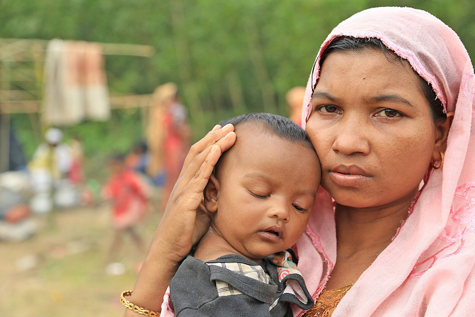 Flucht vor dem Klima und der Verfolgung: Eine Rohingya mit ihrem Baby auf dem Arm