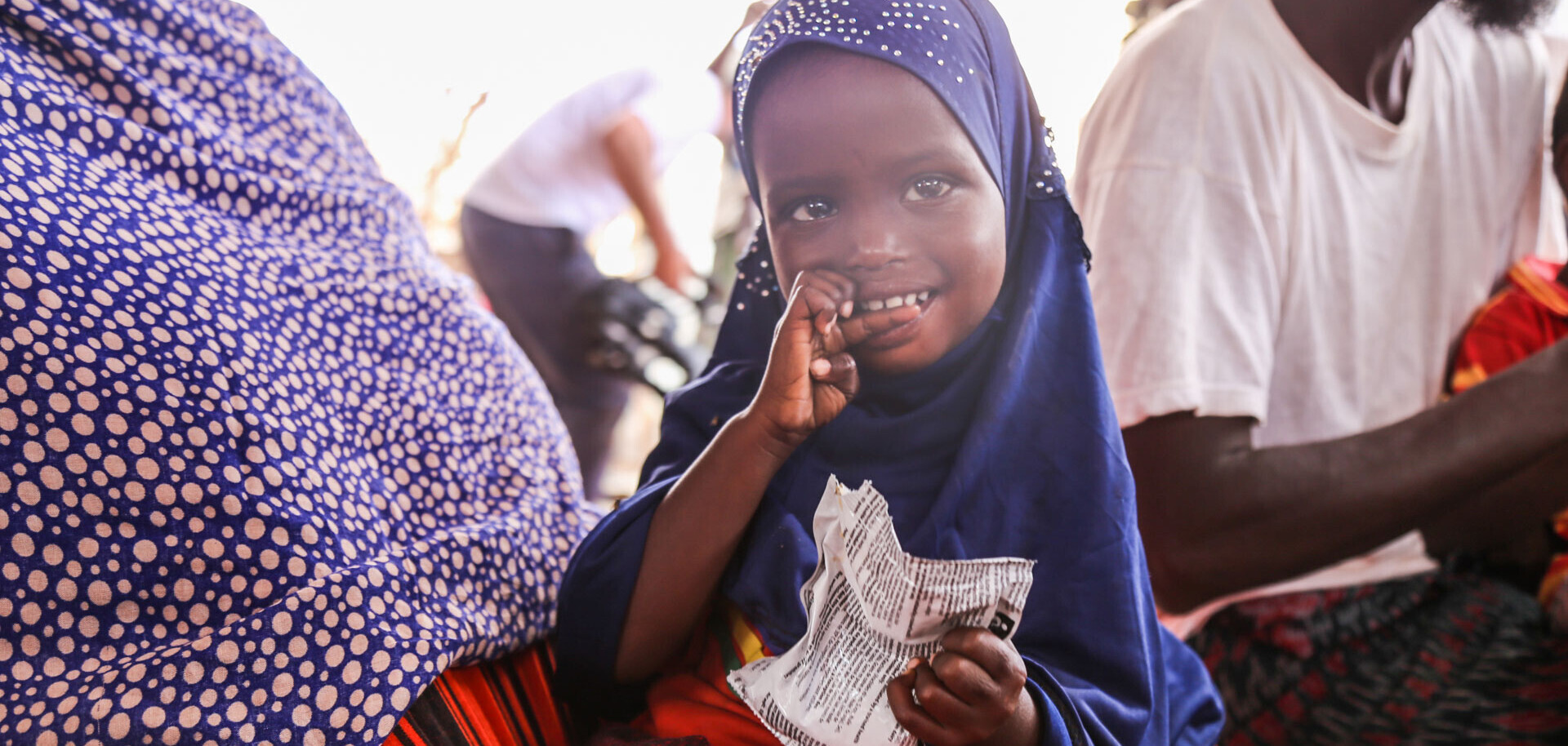 Ein Mädchen Somalia erhält Notfallnahrung. Ein Mädchen Somalia erhält Notfallnahrung.