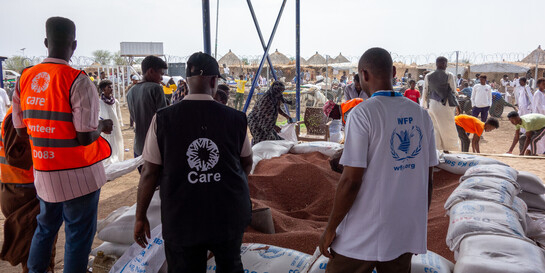 Helfer von CARE im Sudan verteilen Nahrungsmittel