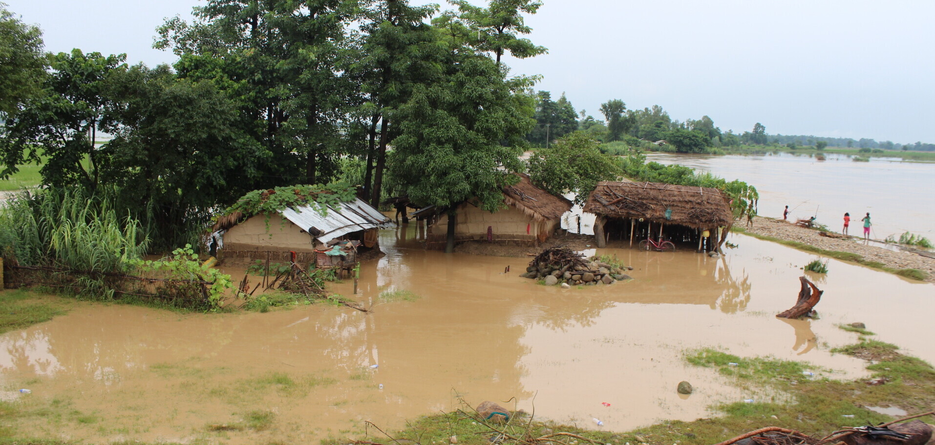Wegen des Monsunregens stehen viele Dörfer in Nepal unter Wasser. Wegen des Monsunregens stehen viele Dörfer in Nepal unter Wasser.Wegen des Monsunregens stehen viele Dörfer in Nepal unter Wasser.