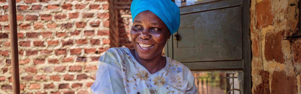 Eine Frau in Uganda sitzt an einer Nähmaschine