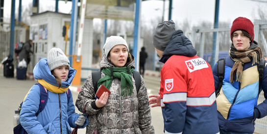 Ein Helfer von den Maltesern empfängt eine aus der Ukraine geflüchtete Familie in Rumänien