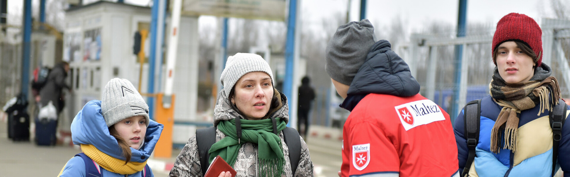 Ein Helfer von den Maltesern empfängt eine aus der Ukraine geflüchtete Familie in Rumänien