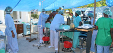 3132-ADH-Operationsraum-im-Freien Erdbeben Haiti
