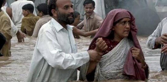 Flut Pakistan: Mann und Frau im Wasser
