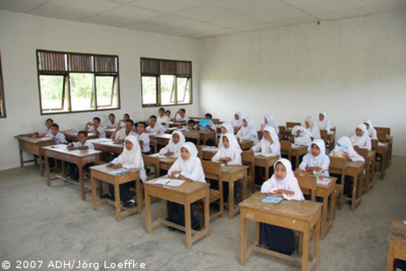 Tsunami-Hilfe Indonesien: Schulklasse im Schulneubau