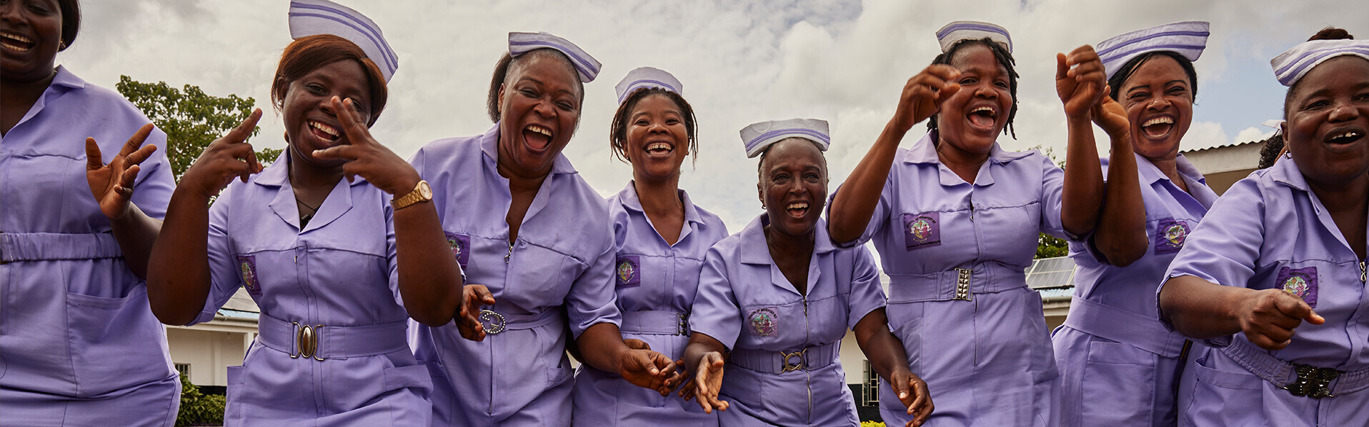Die Hilfsorganisation action medeor bildet im afrikanischen Sierra Leone Frauen als Hebammen aus