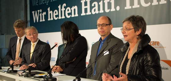 Unsere Geschäftsführerin spricht auf der Pressekonferenz zum gemeinsamen Hilfsflug nach Haiti.