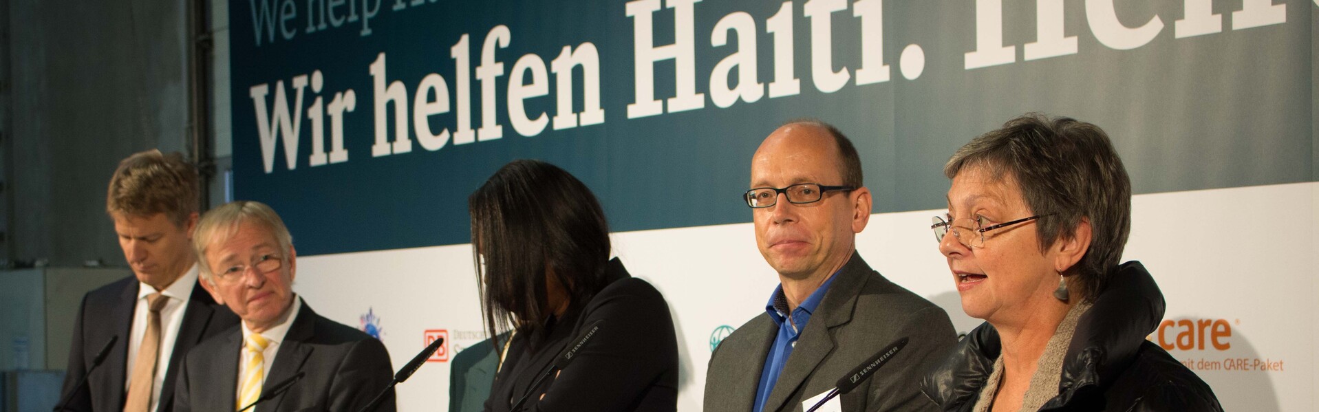 Unsere Geschäftsführerin spricht auf der Pressekonferenz zum gemeinsamen Hilfsflug nach Haiti.