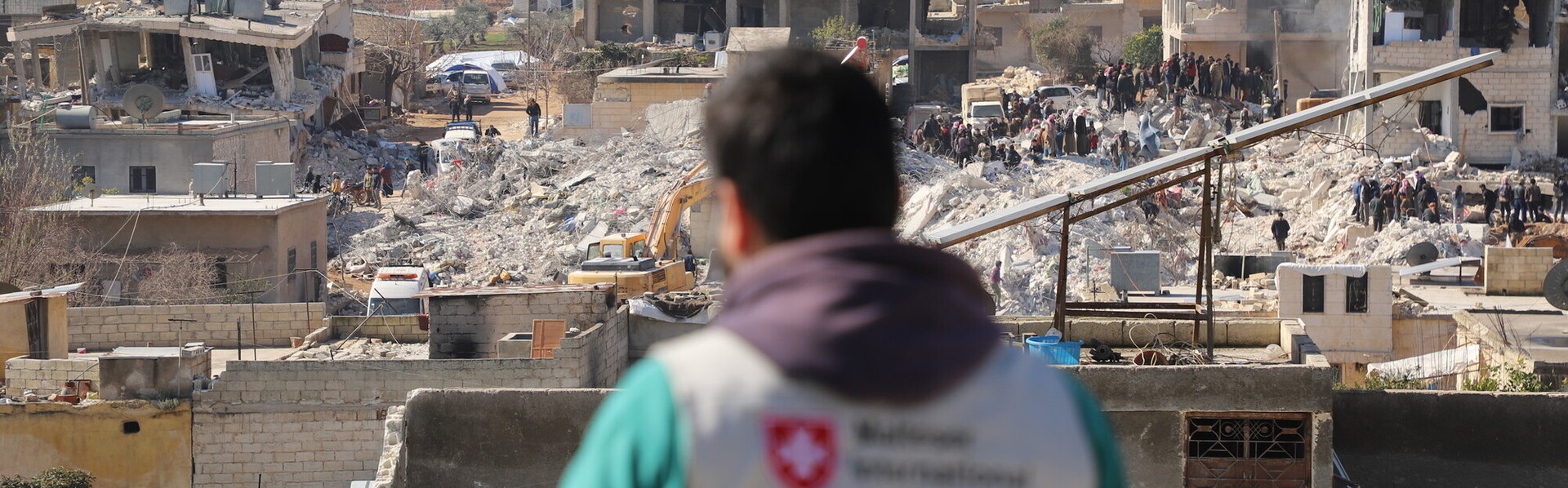 Lokaler Helfer einer Hilfsorganisation im Erdbebengebiet Türkei/Syrien