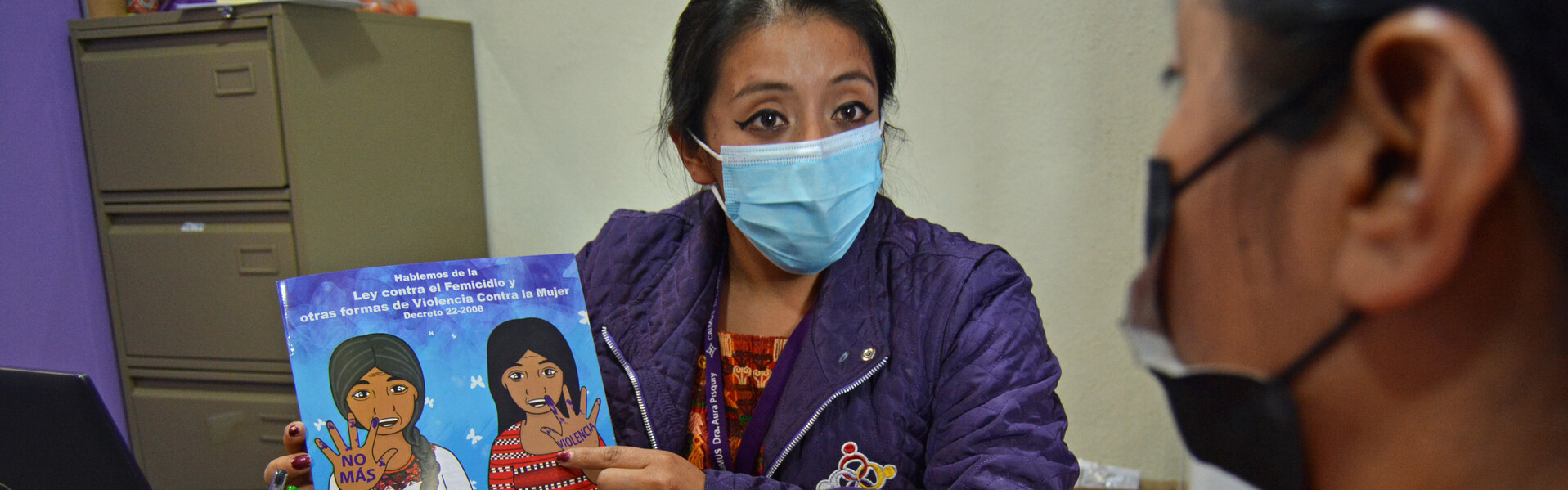 Eine Helferin in Guatemala klärt eine Frau über Gewaltprävention auf
