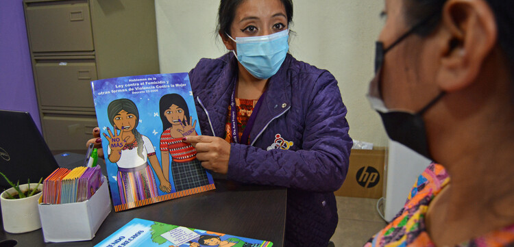 Helferin von action medeor klärt Frau in Guatemala über Gewaltprävention auf