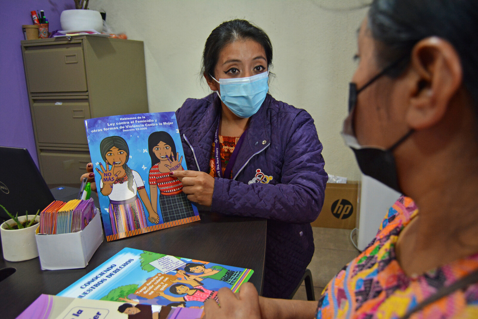 Helferin von action medeor klärt Frau in Guatemala über Gewaltprävention auf