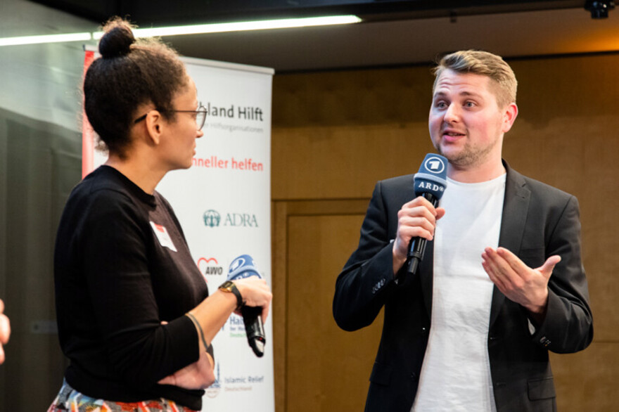 Die Journalisten Thembi Wolf und Karsten Kaminski bei der Preisverleihung Die Journalisten Thembi Wolf und Karsten Kaminski bei der Preisverleihung
