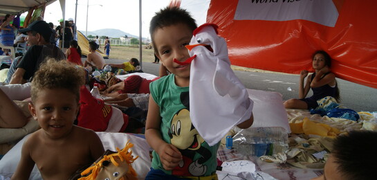 Kinder werden nach dem Erdbeben in Ecuador psychologisch betreut.