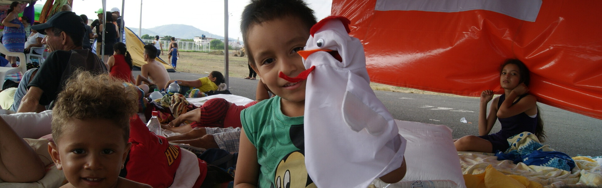 Kinder werden nach dem Erdbeben in Ecuador psychologisch betreut.