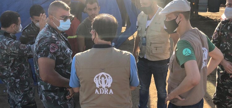 Helfer unserer Bündnisorganisation ADRA besprechen sich mit anderen Einsatzkräften in Beirut Helfer unserer Bündnisorganisation ADRA besprechen sich mit anderen Einsatzkräften in Beirut